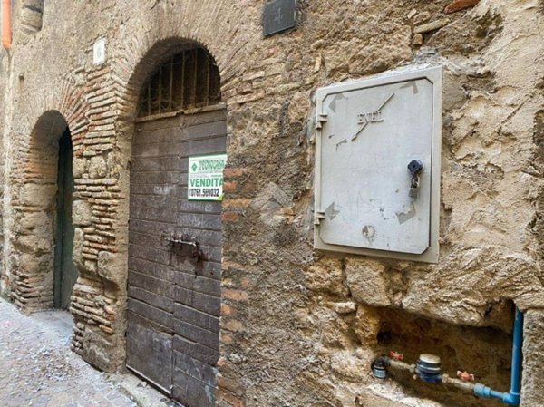 locale di sgombero in vendita a Fabrica di Roma
