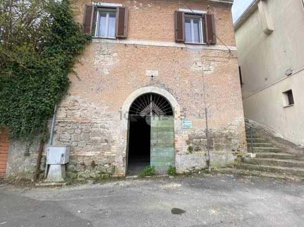 locale di sgombero in vendita a Fabrica di Roma