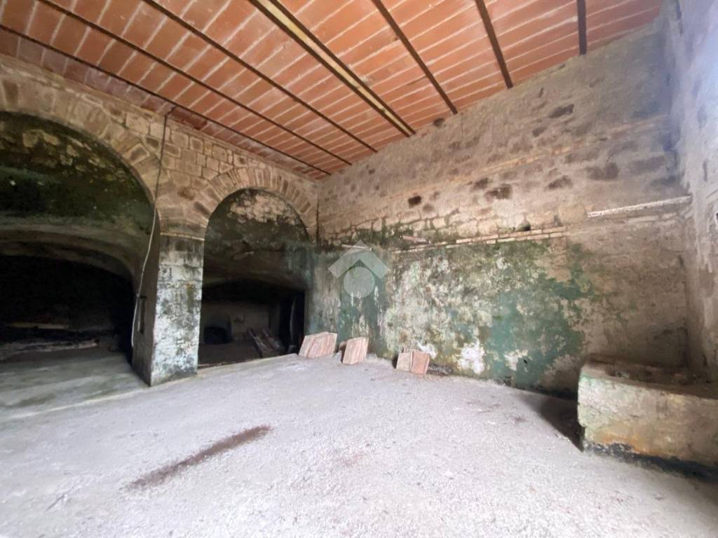 locale di sgombero in vendita a Fabrica di Roma