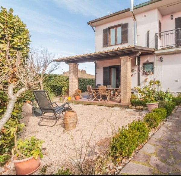 casa indipendente in vendita a Farnese