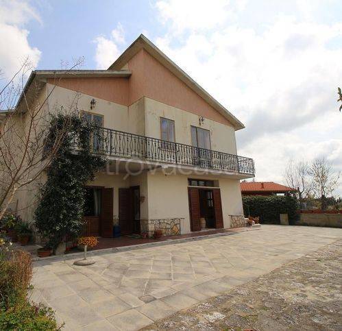 casa indipendente in vendita a Farnese