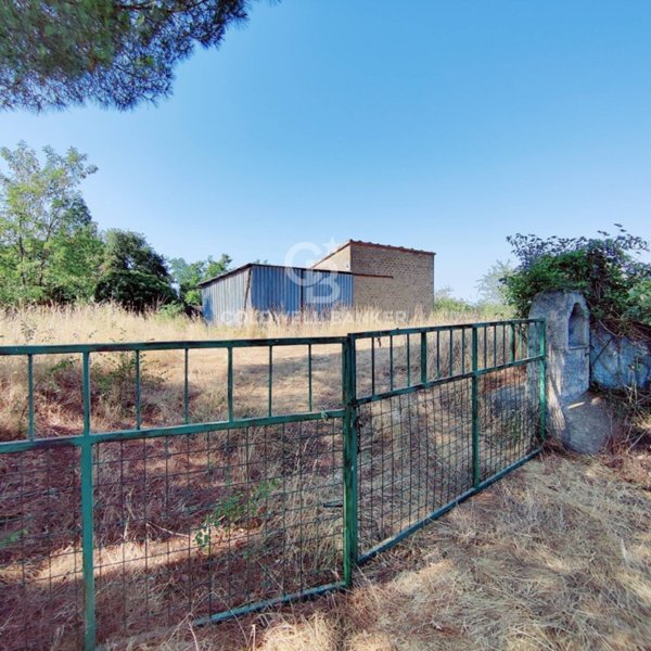 locale di sgombero in vendita ad Ischia di Castro