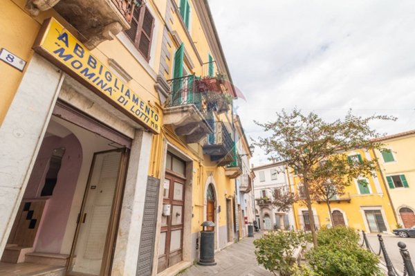 locale commerciale in vendita ad Ischia di Castro