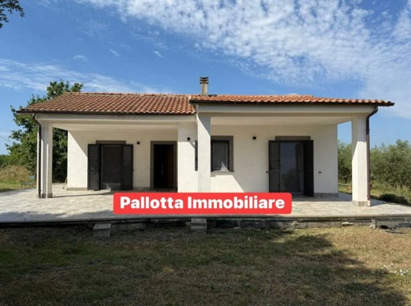 casa indipendente in vendita ad Ischia di Castro