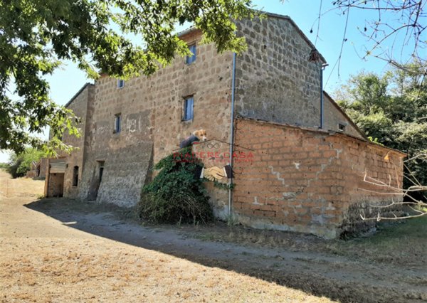 casa indipendente in vendita a Lubriano