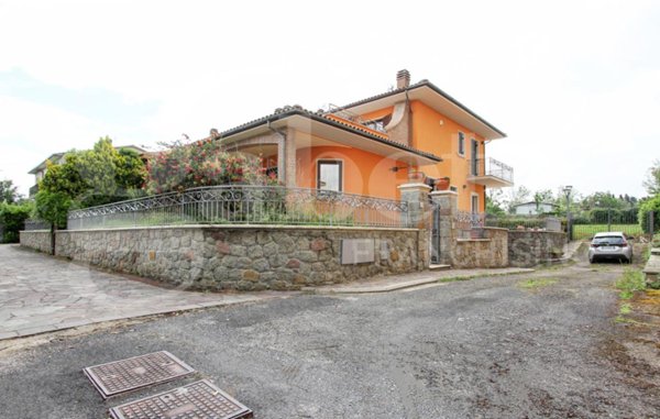 casa indipendente in vendita a Marta