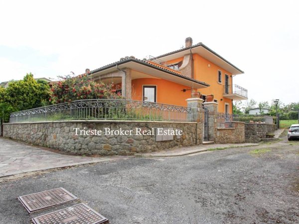 casa indipendente in vendita a Marta