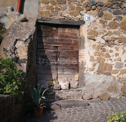 locale di sgombero in vendita a Marta