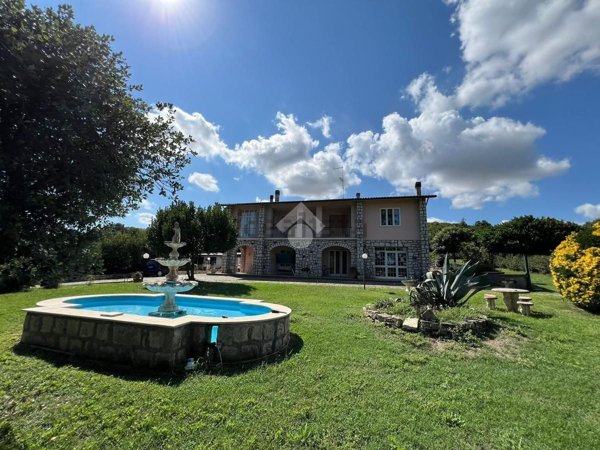 casa indipendente in vendita a Marta