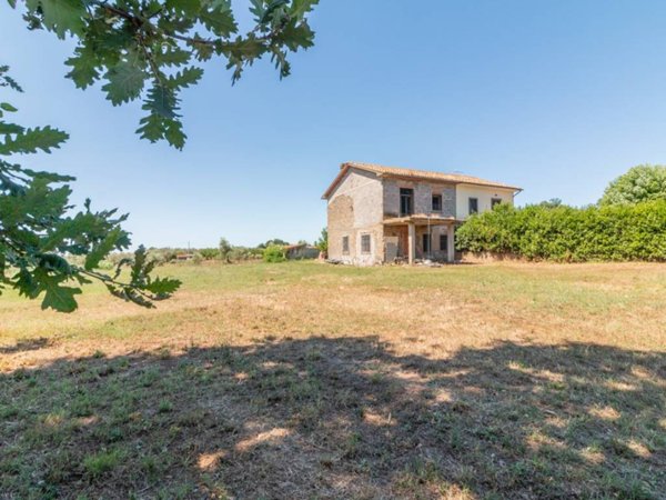 casa indipendente in vendita a Marta
