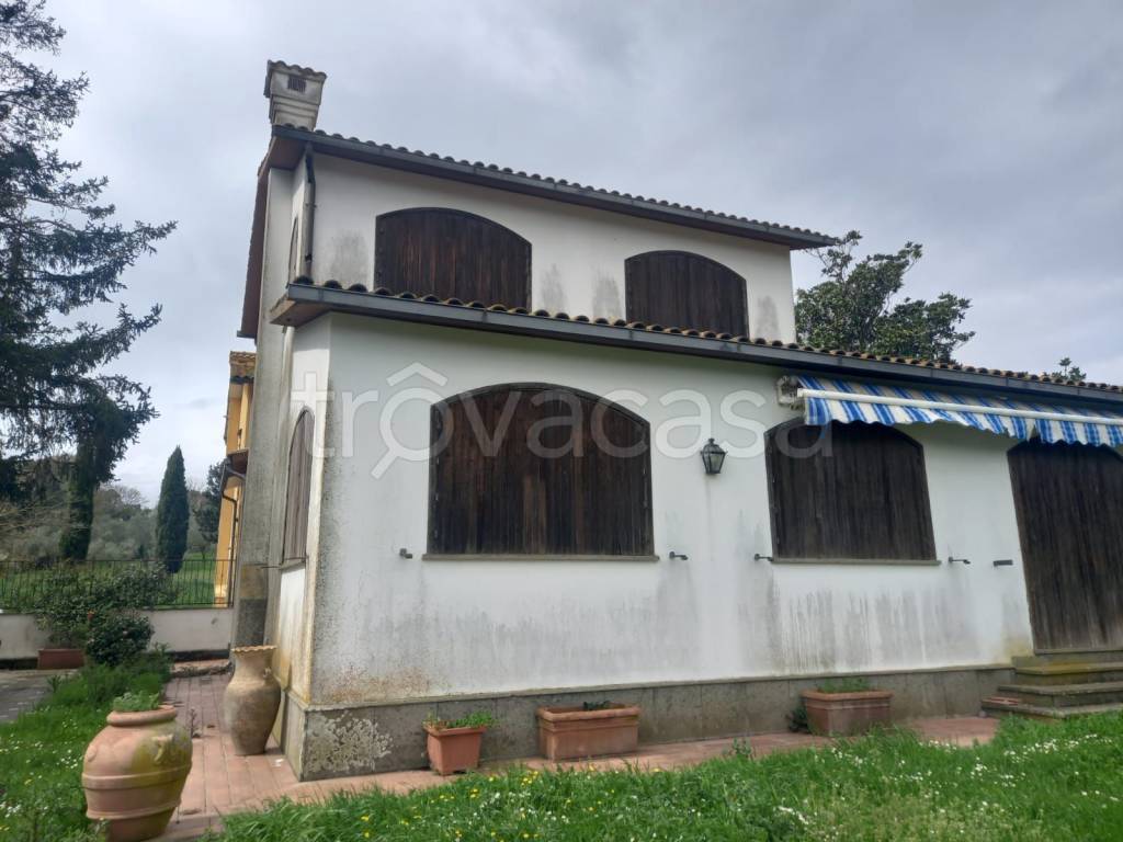 casa indipendente in vendita a Marta