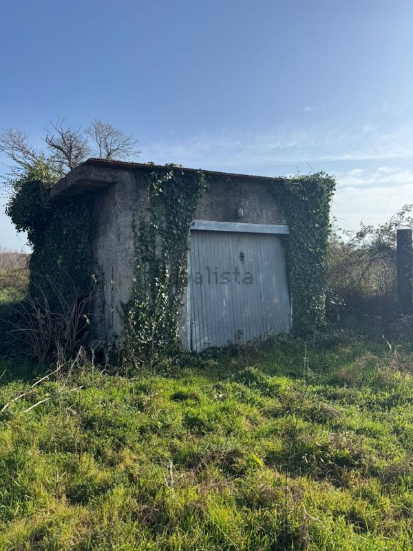 locale di sgombero in vendita a Marta