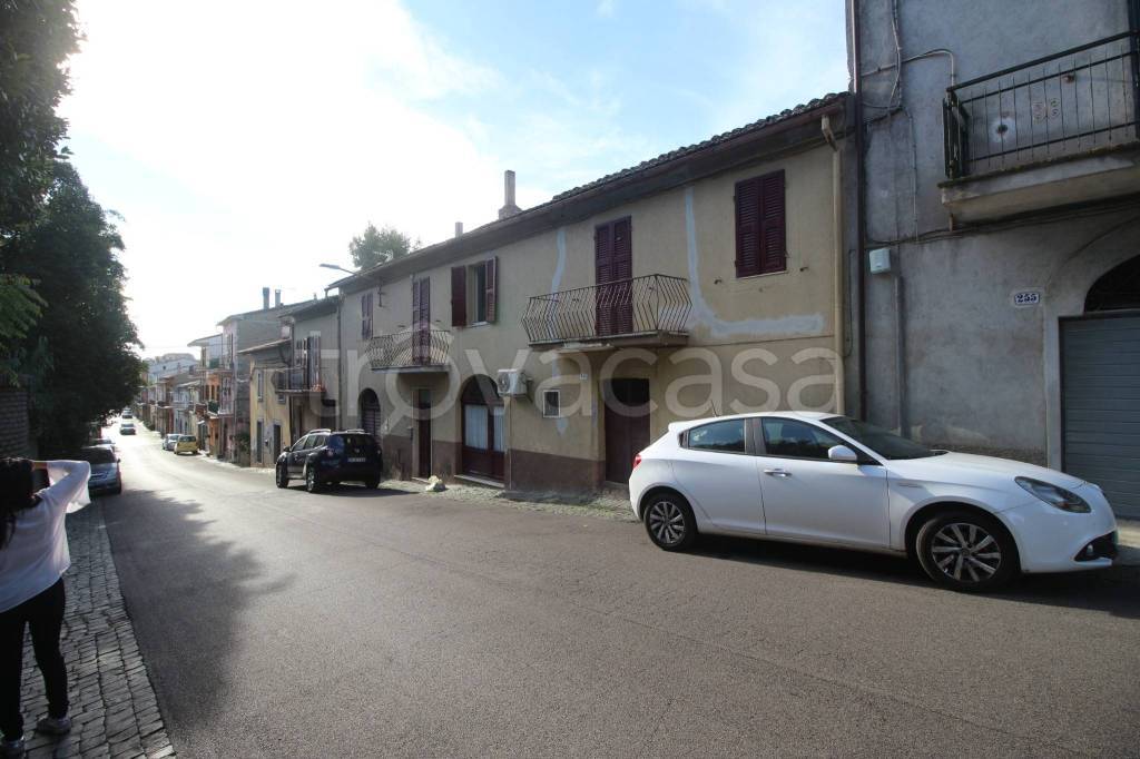 casa indipendente in vendita a Marta