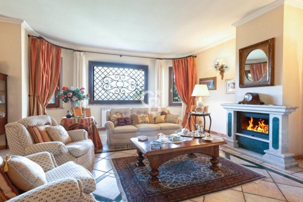 casa indipendente in vendita a Marta