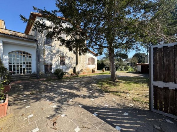 casa indipendente in vendita a Marta