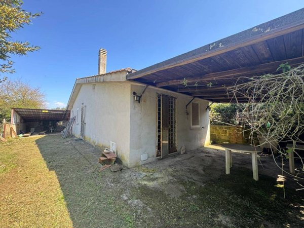 casa indipendente in vendita a Marta