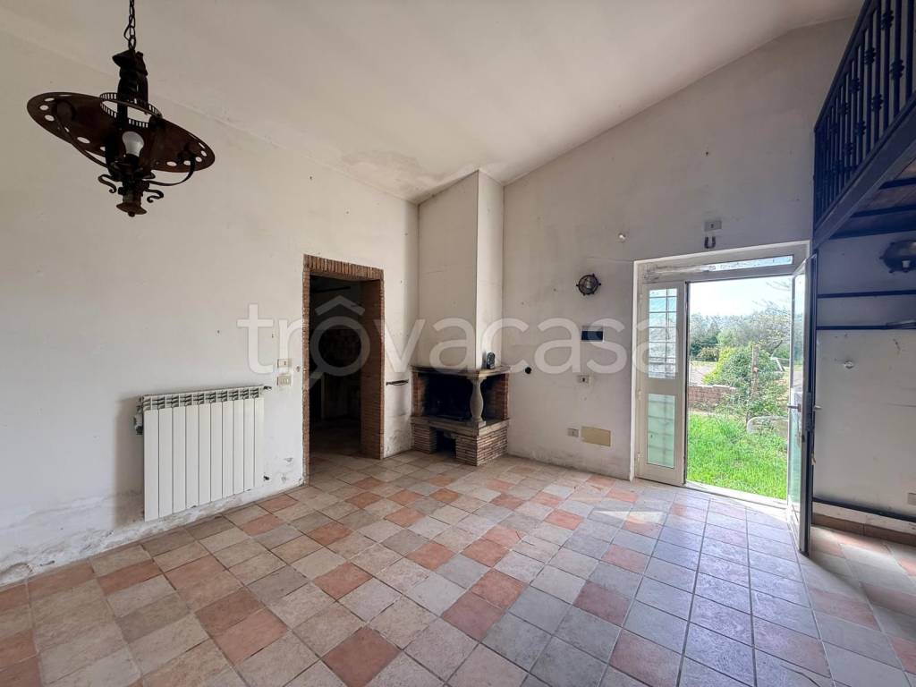 casa indipendente in vendita a Marta
