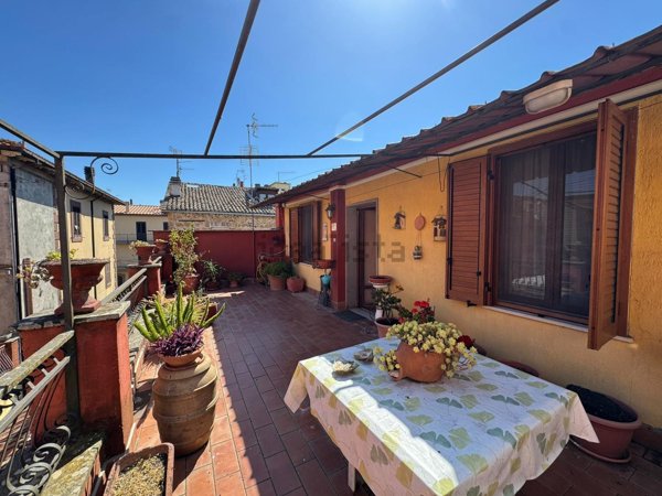 casa indipendente in vendita a Marta