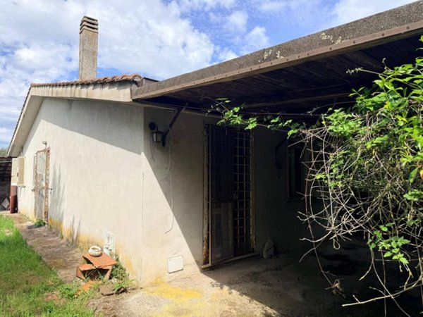 casa indipendente in vendita a Marta