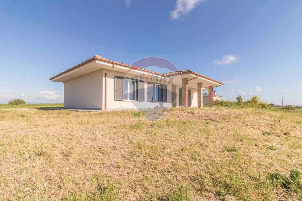 casa indipendente in vendita a Montalto di Castro