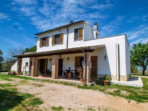 casa indipendente in vendita a Montalto di Castro in zona Pescia Romana
