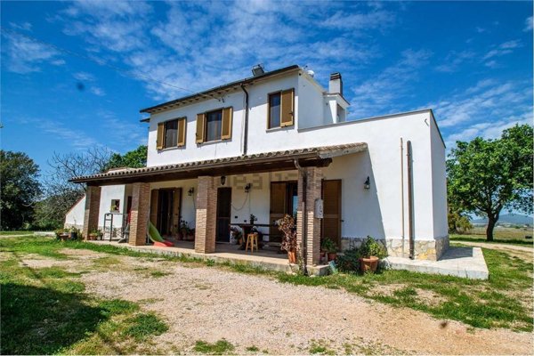 casa indipendente in vendita a Montalto di Castro in zona Pescia Romana