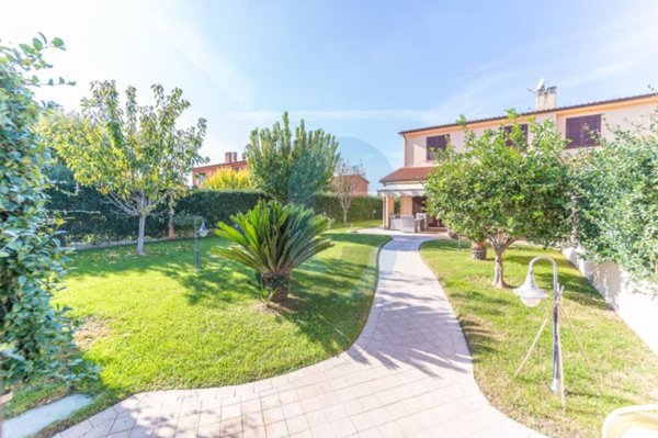 casa indipendente in vendita a Montalto di Castro