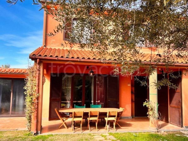 casa indipendente in vendita a Montalto di Castro