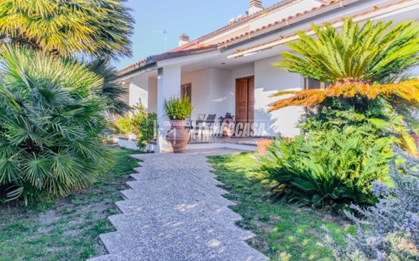 casa indipendente in vendita a Montalto di Castro