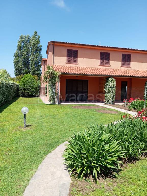 casa indipendente in vendita a Montalto di Castro