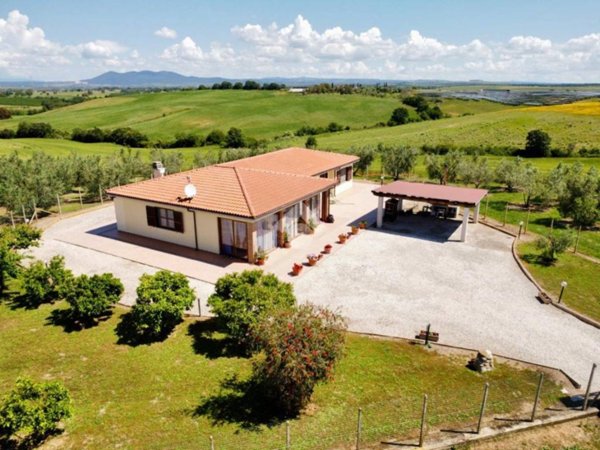 casa indipendente in vendita a Montalto di Castro