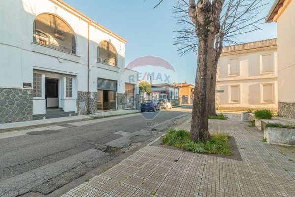 locale commerciale in vendita a Montalto di Castro