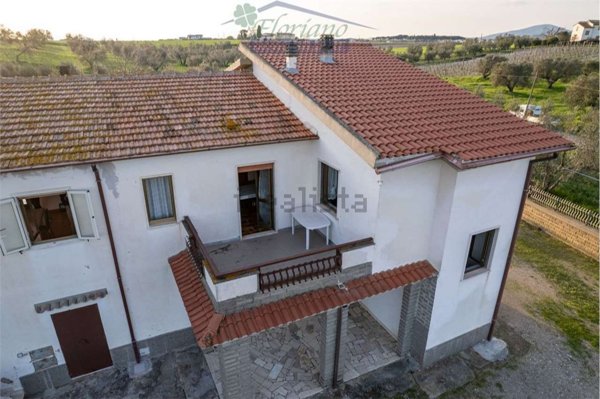 casa indipendente in vendita a Montalto di Castro in zona Pescia Romana