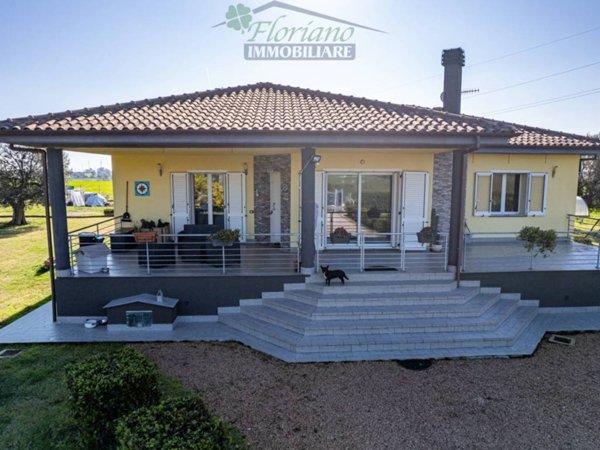 casa indipendente in vendita a Montalto di Castro in zona Pescia Romana