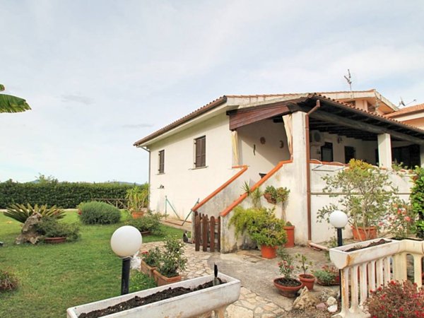 casa indipendente in vendita a Montalto di Castro in zona Pescia Romana