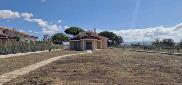 casa indipendente in vendita a Montalto di Castro