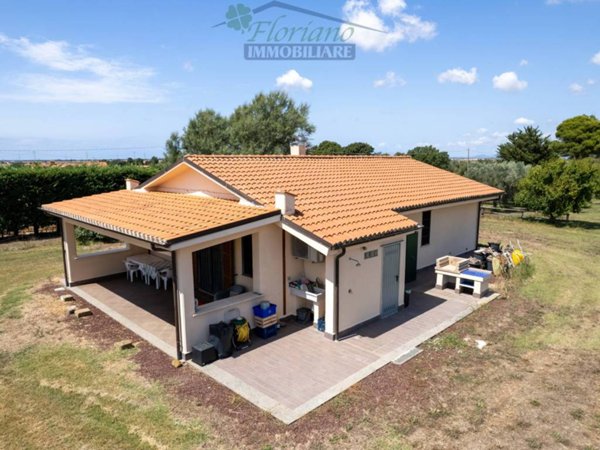 casa indipendente in vendita a Montalto di Castro