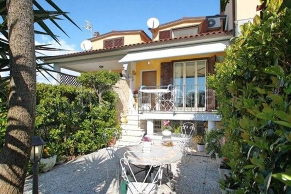 casa indipendente in vendita a Montalto di Castro