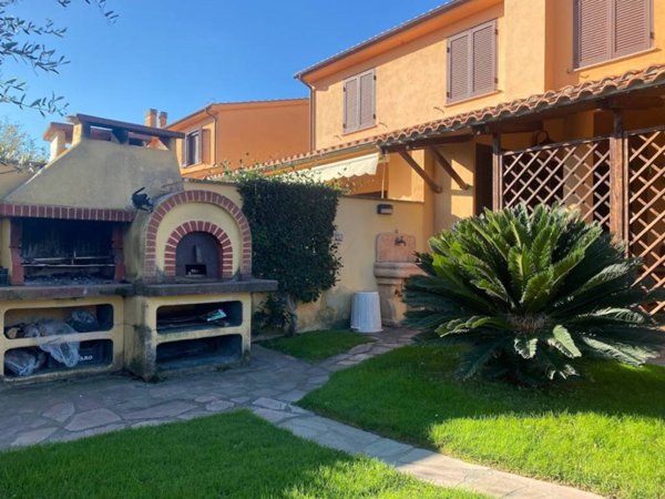 casa indipendente in vendita a Montalto di Castro