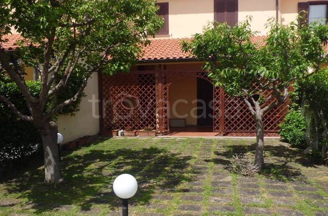 casa indipendente in vendita a Montalto di Castro