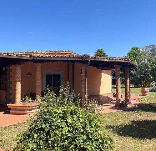 negozio in vendita a Montalto di Castro in zona Montalto Marina