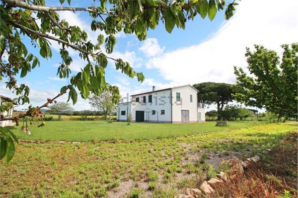 casa indipendente in vendita a Montalto di Castro in zona Pescia Romana
