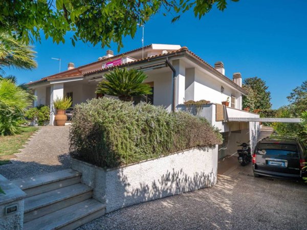 casa indipendente in vendita a Montalto di Castro