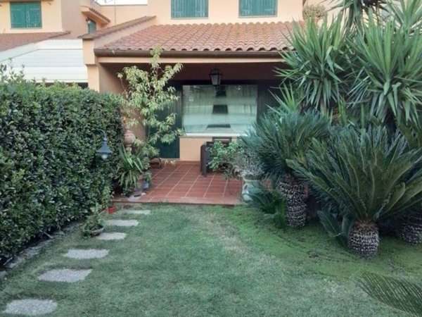 casa indipendente in vendita a Montalto di Castro in zona Pescia Romana