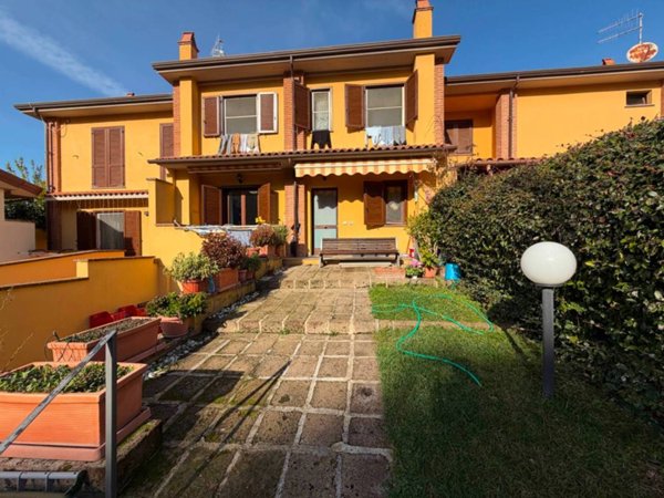 casa indipendente in vendita a Montalto di Castro