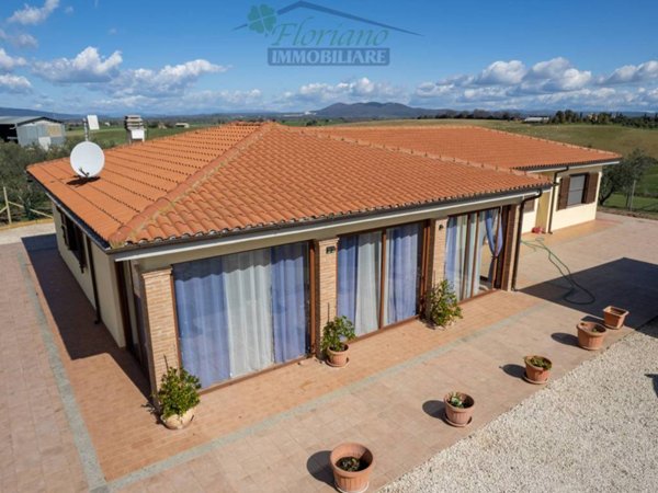 casa indipendente in vendita a Montalto di Castro