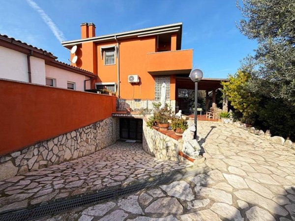 casa indipendente in vendita a Montalto di Castro
