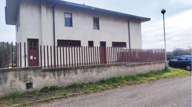 locale commerciale in vendita a Montalto di Castro in zona Montalto Marina