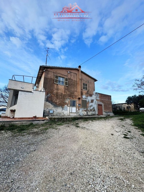 casa indipendente in vendita a Montalto di Castro