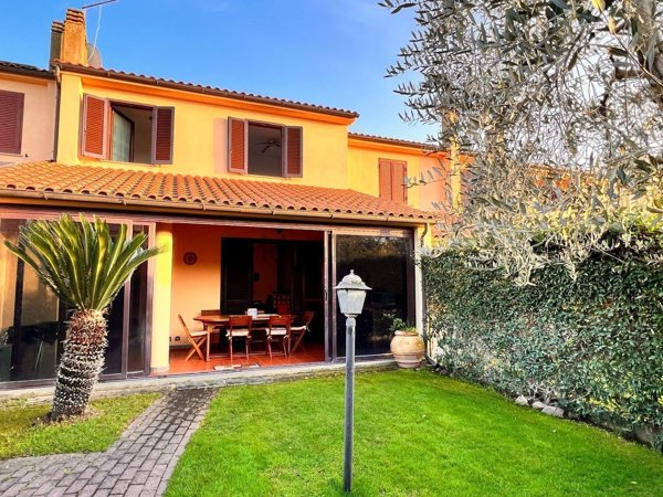 casa indipendente in vendita a Montalto di Castro